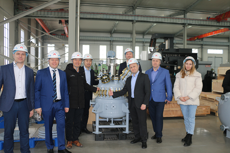 又一國外某大型制藥集團領導考察我太極搪玻璃設備公司